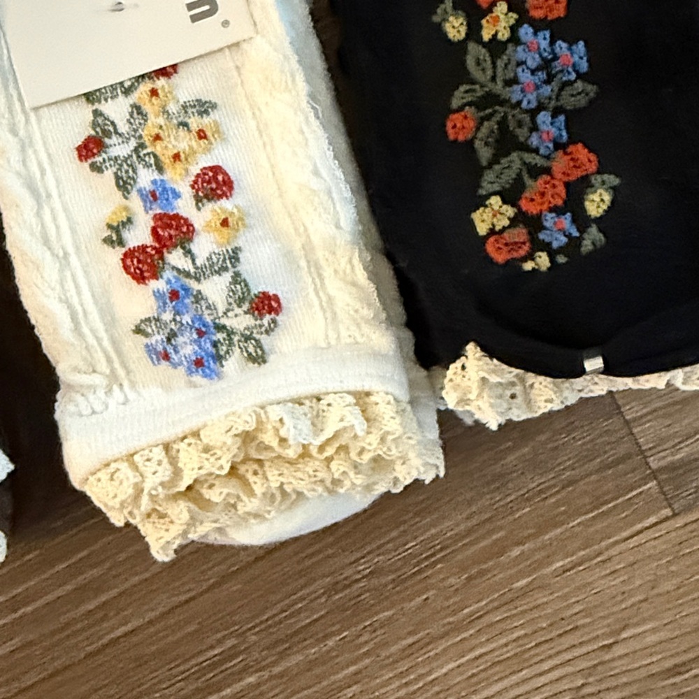 New Floral embroidered ruffle knit socks - Picture 6 of 7